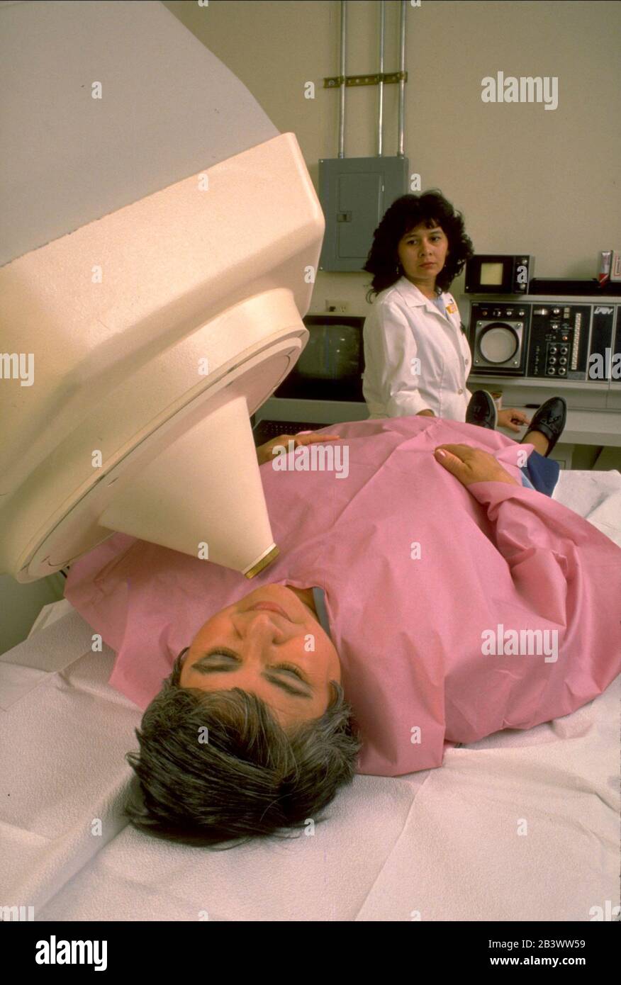 Austin Texas USA: Un technicien médical utilise un scanner au-dessus de la glande thyroïde d'un patient dans une clinique de médecine nucléaire.©Bob Daemmrich Banque D'Images