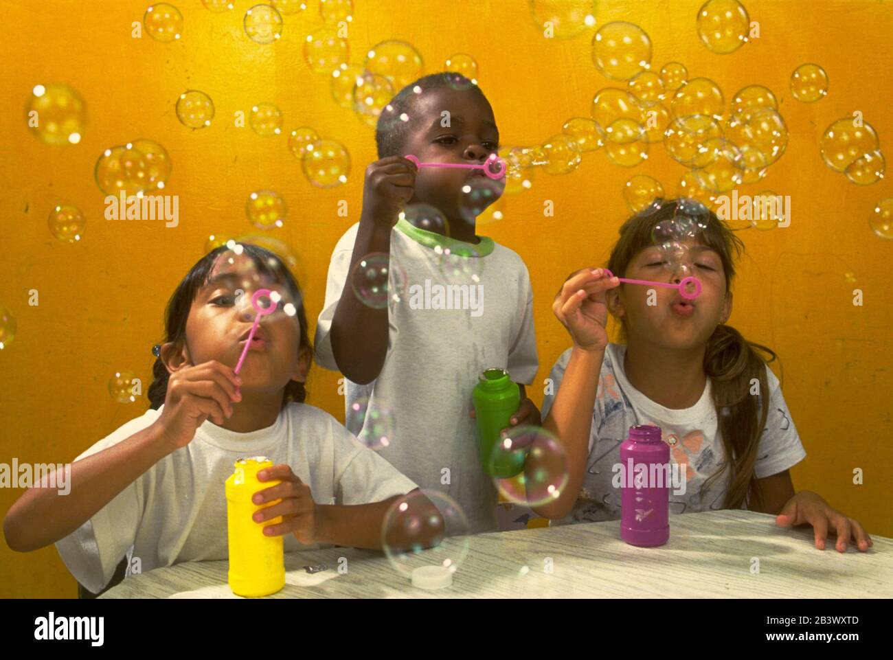 Austin Texas USA: Des étudiants de première classe soufflent des bulles en classe.©Bob Daemmrich Banque D'Images