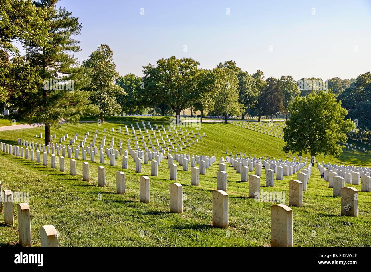 Lignes de pierres angulaires militaires américaines au cimetière de Leavenworth, KS, États-Unis Banque D'Images