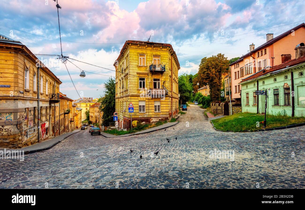 Lviv, Ukraine - 29 juillet 2019: Maisons colorées dans une rue typique de la vieille ville de Lviv, Ukraine. Lviv est l'une des destinations de voyage les plus populaires Banque D'Images