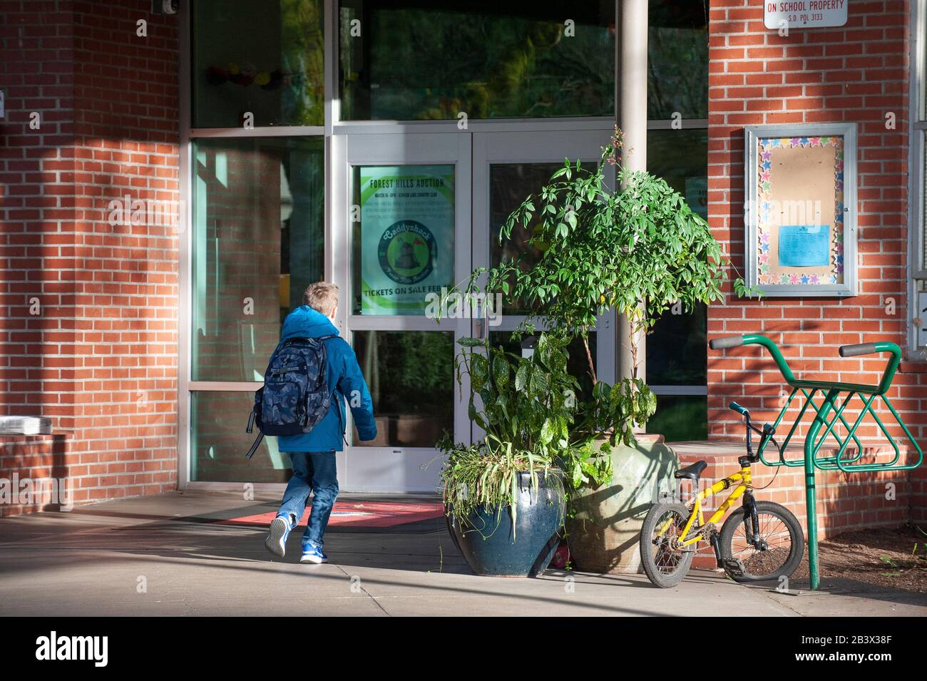 Les responsables de l'école du lac Oswego, Oregon, rouvrent l'école primaire de Forest Hills après avoir été fermée depuis vendredi dernier en raison d'un test positif de COVID-19 à l'intention d'un employé de l'école. Le district scolaire a apporté une équipe de nettoyage spécialisée qui a travaillé pendant le week-end. Le nettoyage des écoles du lac Oswego est estimé à 100 000,00 $. Banque D'Images