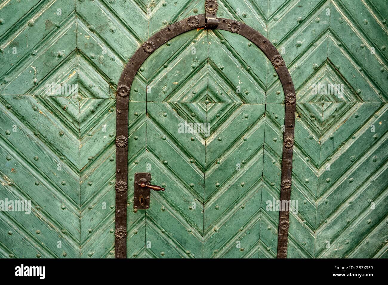 ancienne porte en bois vintage décorée avec un cadre en fer et une poignée de porte . Banque D'Images