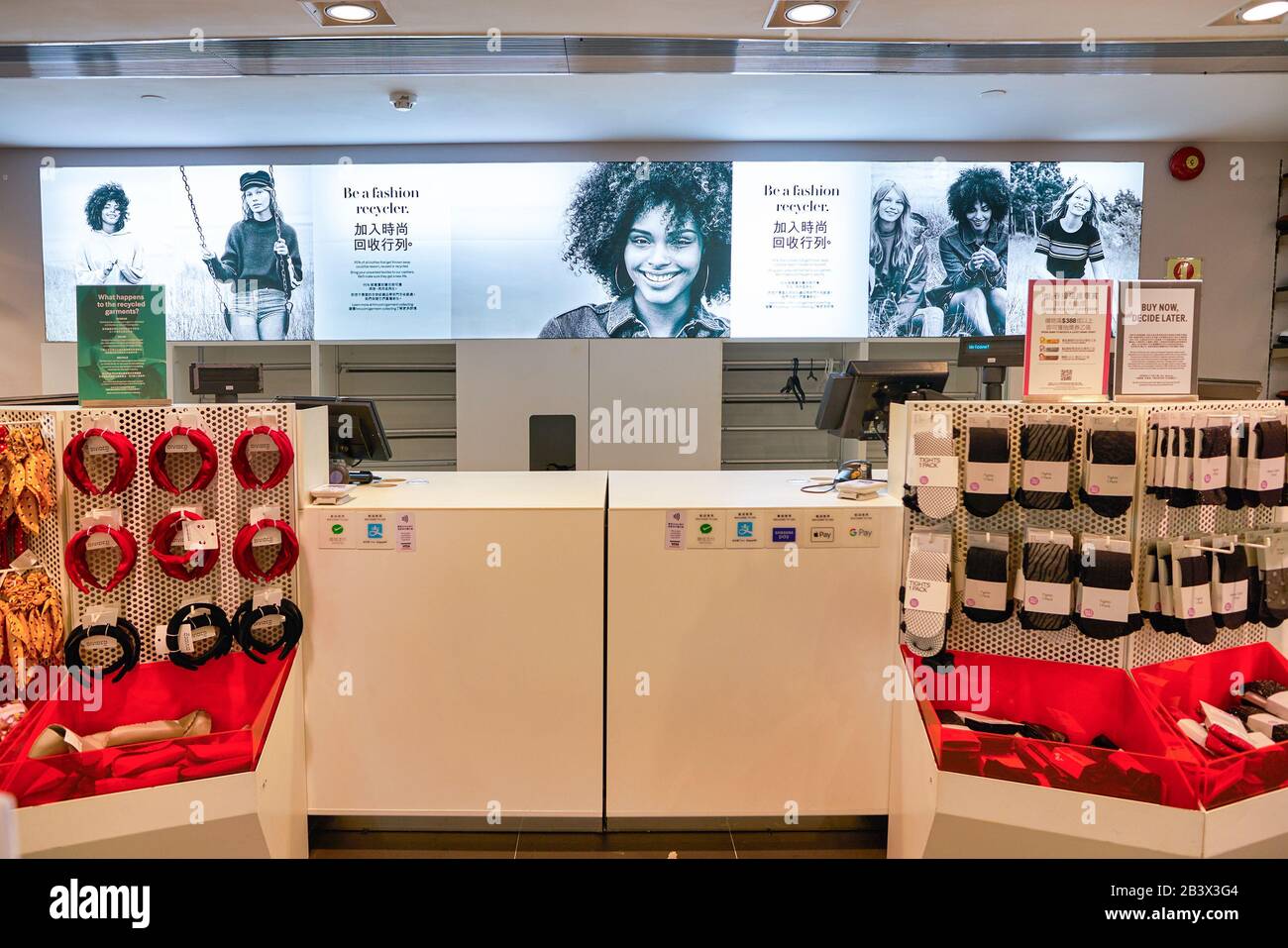 Hong KONG, CHINE - VERS JANVIER 2019 : vue intérieure du magasin H&M à Hong Kong. Hennes & Mauritz AB est un comran de vente au détail de vêtements multinational suédois Banque D'Images