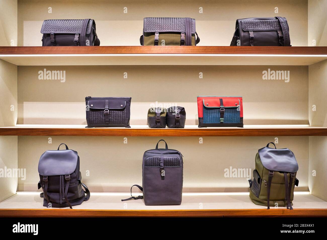 Hong KONG, CHINE - VERS JANVIER 2019 : sacs exposés au magasin Bottega  Veneta dans le centre commercial Elements. Bottega Veneta est un produit de  luxe italien A Photo Stock - Alamy