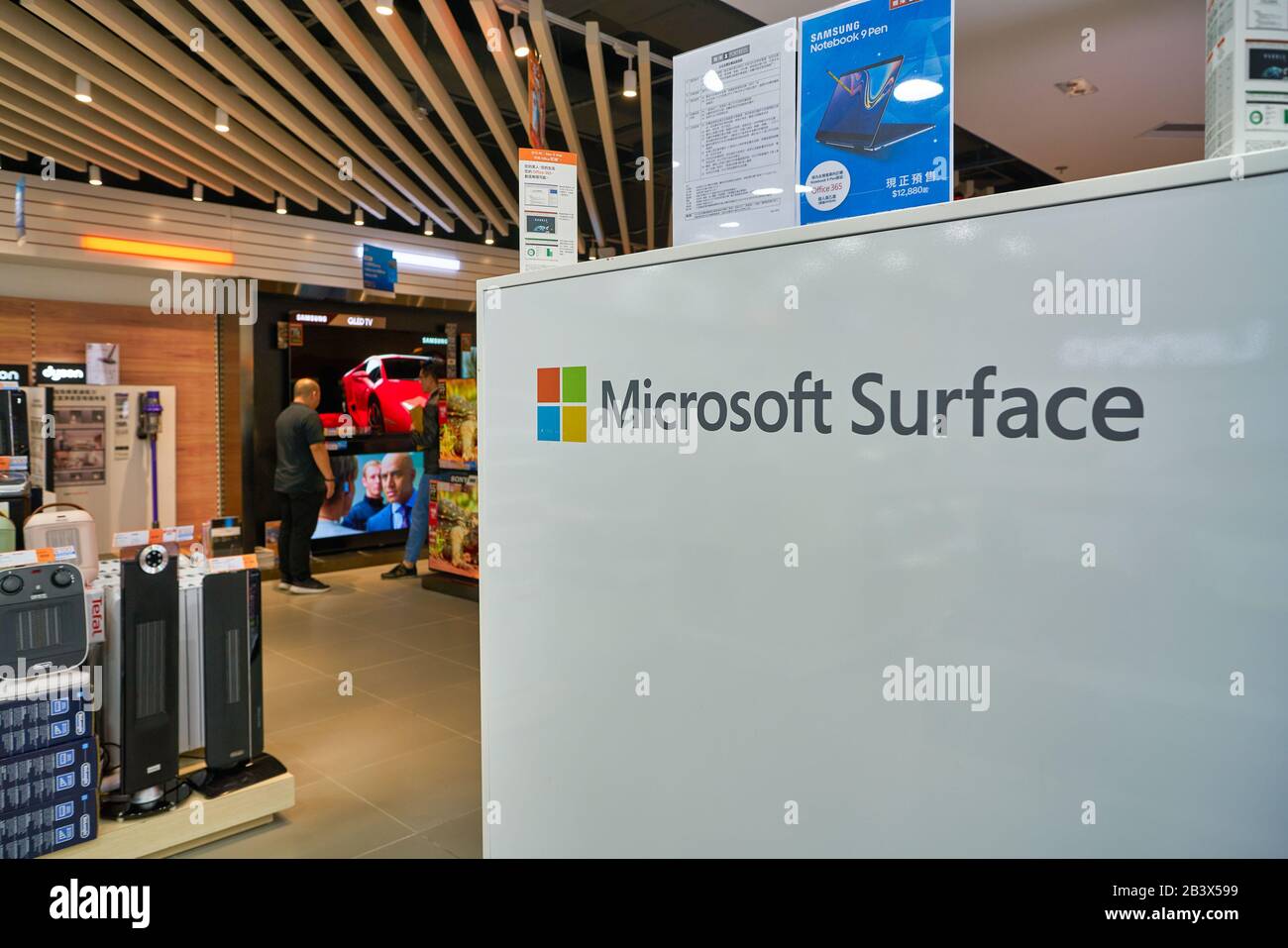 Hong KONG, CHINE - VERS JANVIER 2019 : signe Microsoft surface vu à la Forteresse Store dans le centre commercial Elements. Banque D'Images