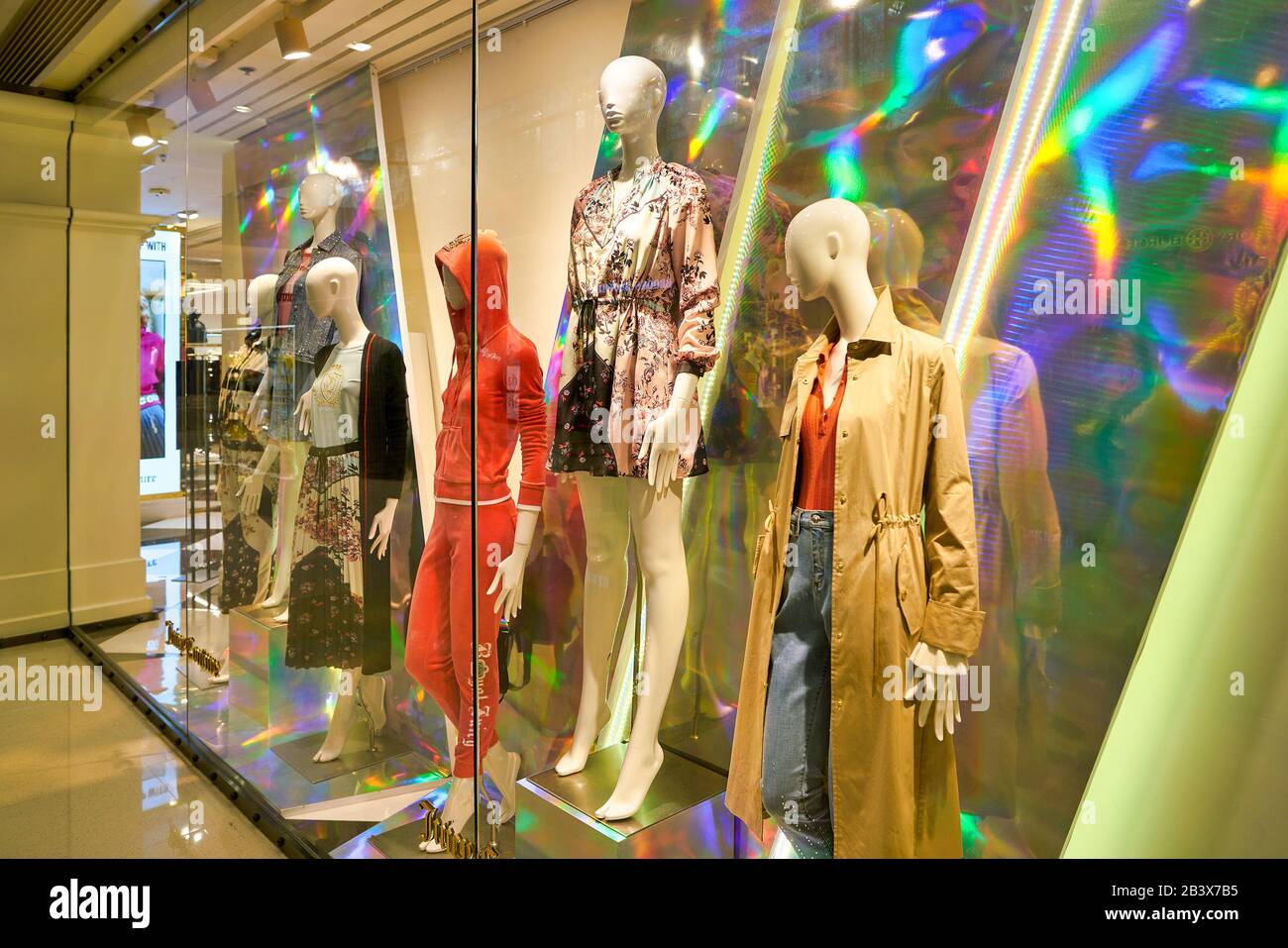 Hong KONG, CHINE - VERS JANVIER 2019 : vitrine au magasin Juicy Couture dans le centre commercial Elements. La couture juteuse est un vêtement décontracté et un caillot de robe Banque D'Images