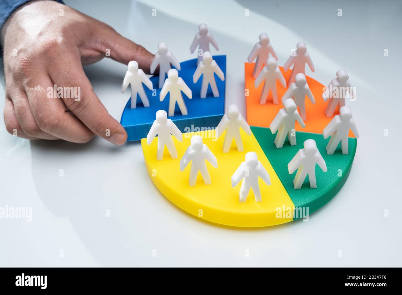 Gros Plan Sur La Prise De Main Humaine De Pie Chart Avec De Nombreuses Figures Blanches Banque D'Images