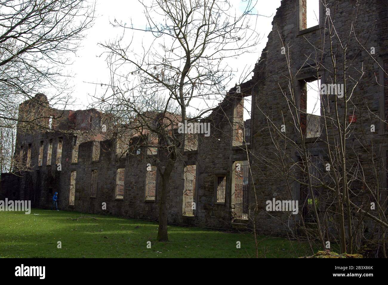 Ruines De Curwen Hall, Workington Hall À Cumbria. Angleterre. Jeune fille non reconnaissable en arrière-plan. Journée ensoleillée. Banque D'Images