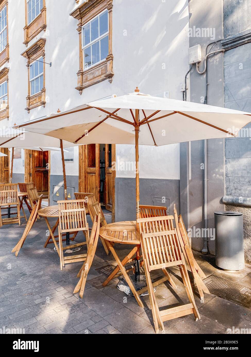 Vue sur la rue avec des maisons anciennes et une belle terrasse de café dans la vieille ville la Laguna une journée ensoleillée. Image réalisée sur le téléphone portable Banque D'Images