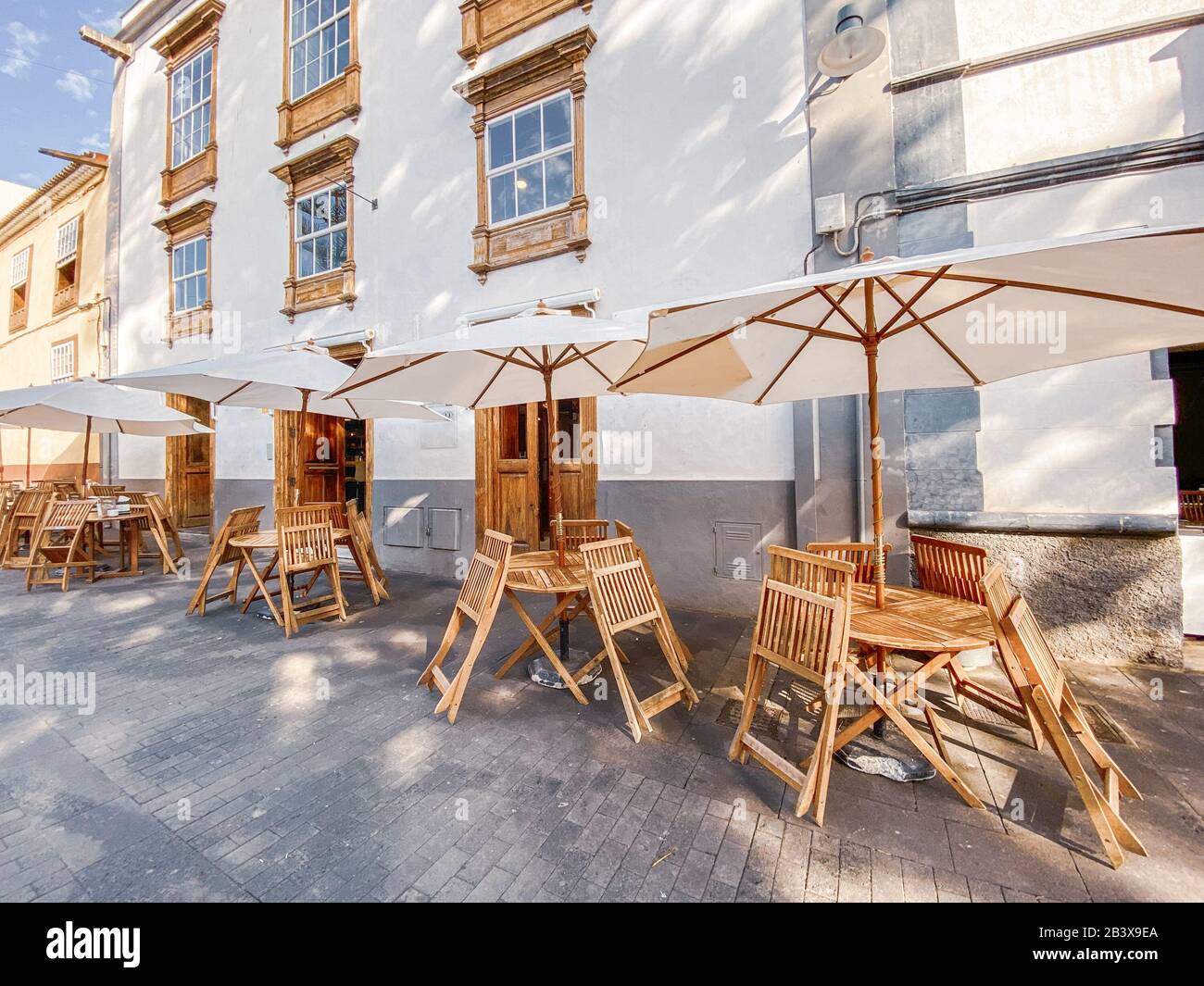 Vue sur la rue avec des maisons anciennes et une belle terrasse de café dans la vieille ville la Laguna une journée ensoleillée. Image réalisée sur le téléphone portable Banque D'Images
