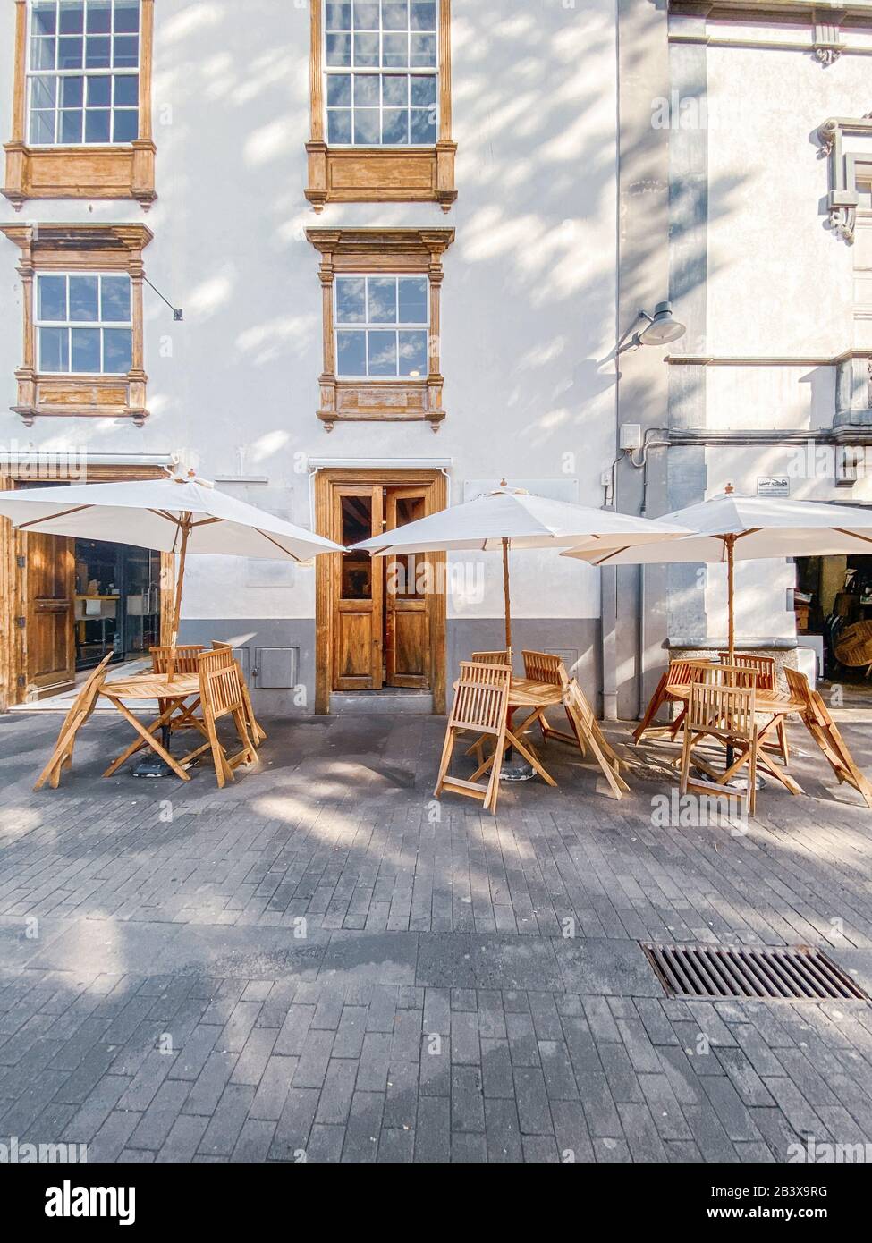 Vue sur la rue avec des maisons anciennes et une belle terrasse de café dans la vieille ville la Laguna une journée ensoleillée. Image réalisée sur le téléphone portable Banque D'Images