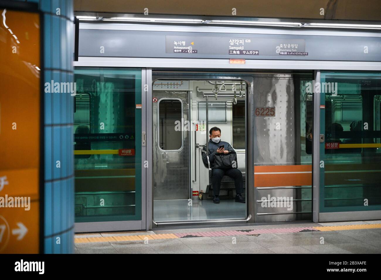 Un passager porte un masque lorsqu'il parcourt un métro à Séoul, en Corée du Sud pendant l'éclosion du Coronavirus, COVID-19, le 4 mars 2020. Selon les centres sud-coréens de contrôle et de prévention des maladies, le nombre de décès causés par le virus en Corée du Sud a atteint 35, avec un total de 5 766 infections dans tout le pays. Photo de Thomas Maresca/UPI Banque D'Images
