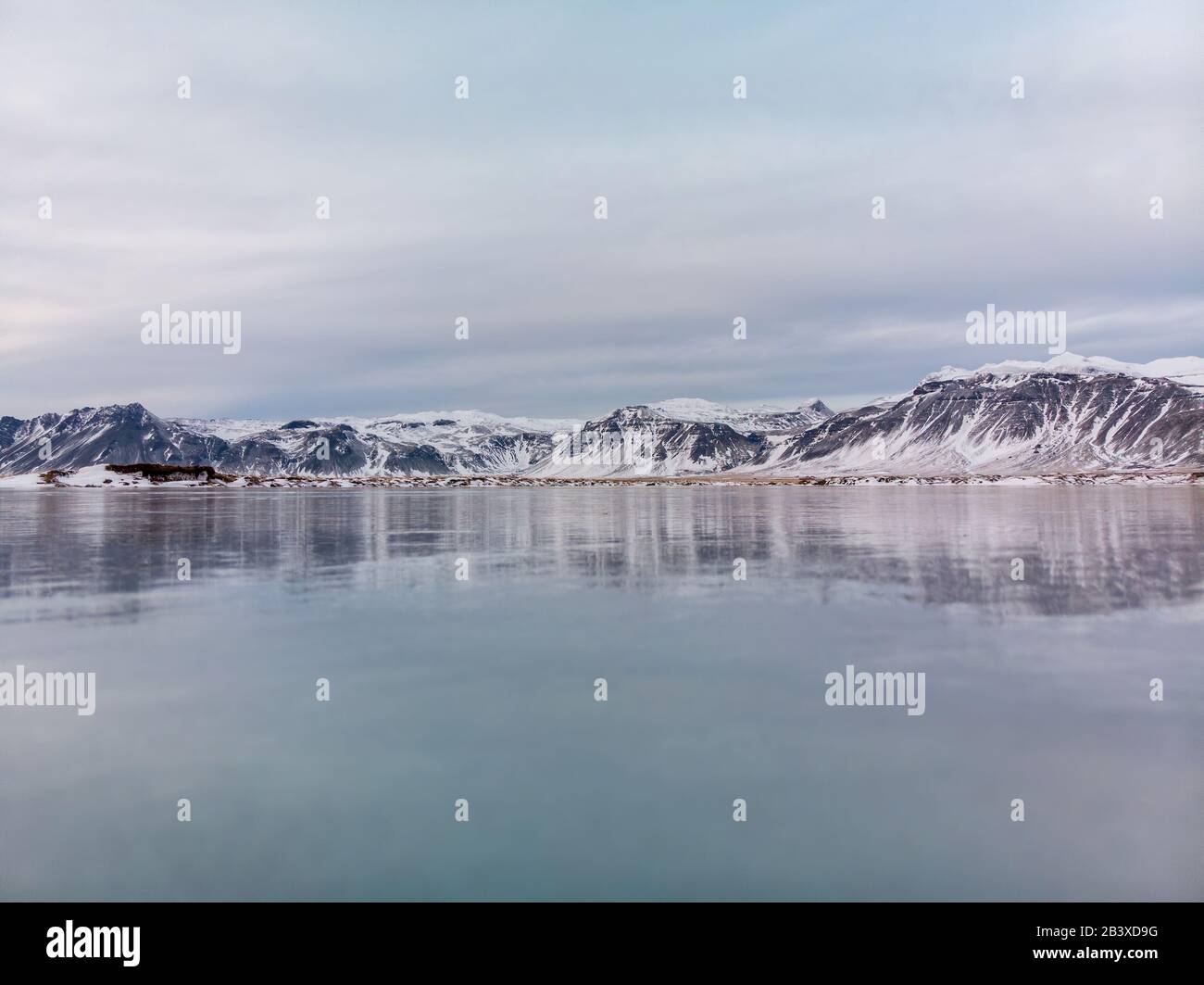 Lac gelé en Islande avec reflet de belles montagnes Banque D'Images