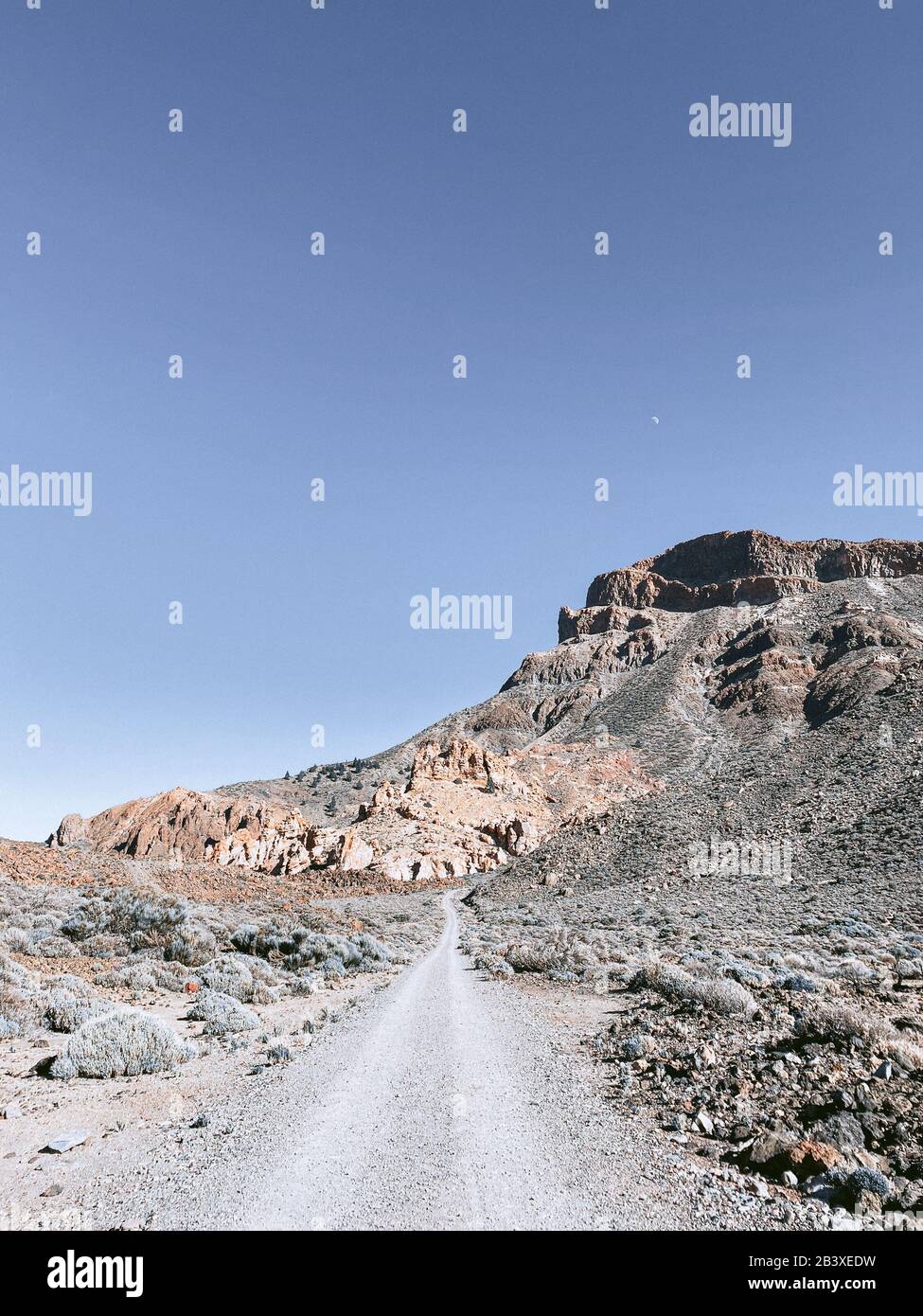 Route de terre sur les montagnes rocheuses sur l'île de Tenerife. Image réalisée sur le téléphone portable Banque D'Images