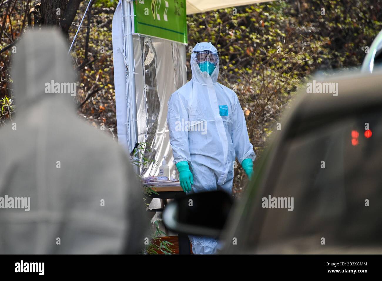 Séoul, Corée Du Sud. 05 mars 2020. Les professionnels de la santé des combinaisons de risque biologique traitent les patients dans un centre de test du coronavirus au drive à l'hôpital métropolitain Eunpyeong de Séoul le 4 mars 2020 photo de Thomas Maresca/UPI crédit: UPI/Alay Live News Banque D'Images