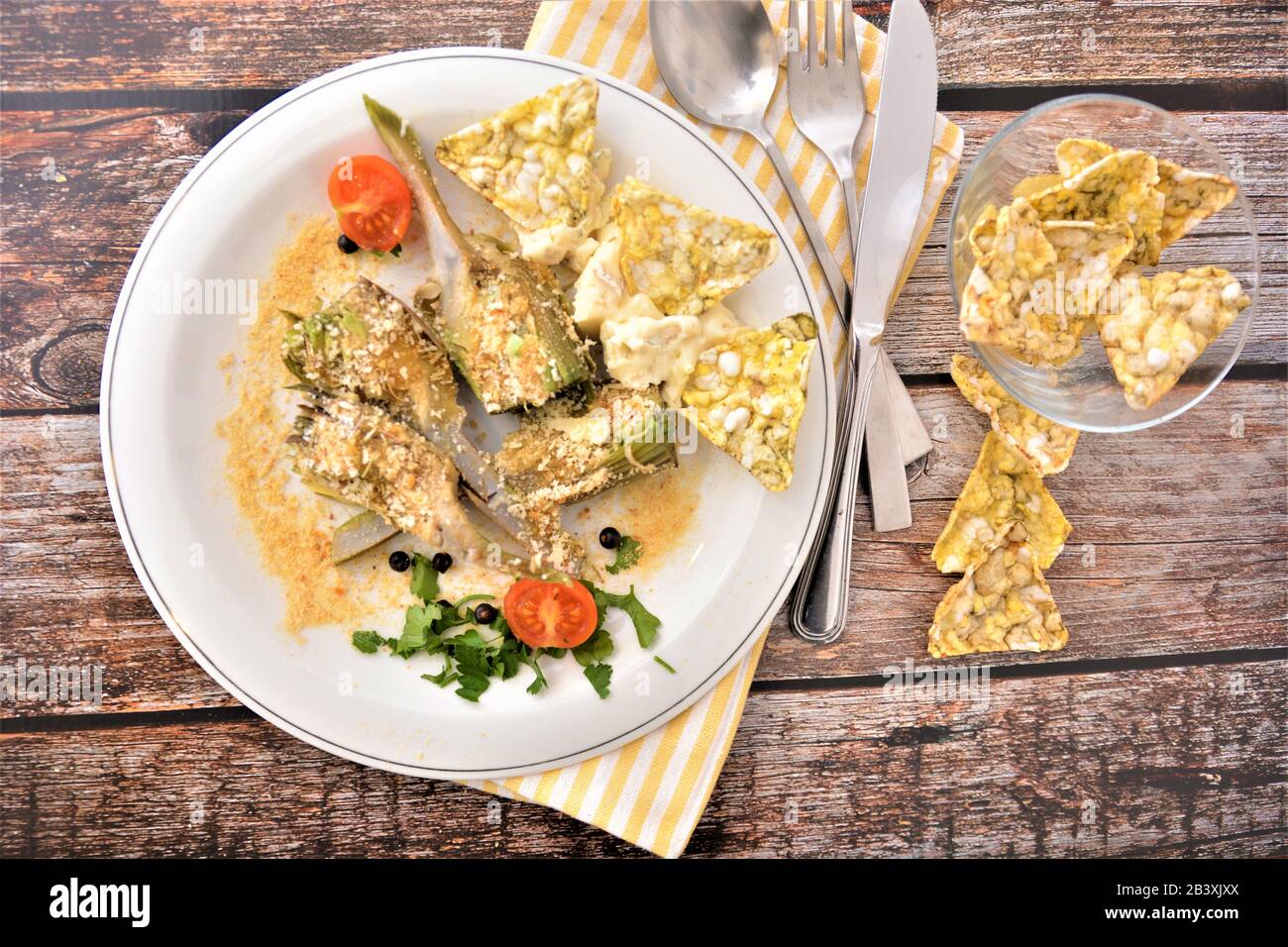 gratin di carciofi al forno con piatto italiano di formaggi Banque D'Images