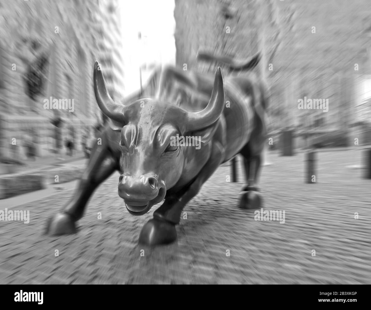 The Wall Street Bull À Lower Manhattan, New York, États-Unis. Grande sculpture en bronze d'Arturo Di Modica. Photographie avec mouvement, le visage de Bull est net Banque D'Images