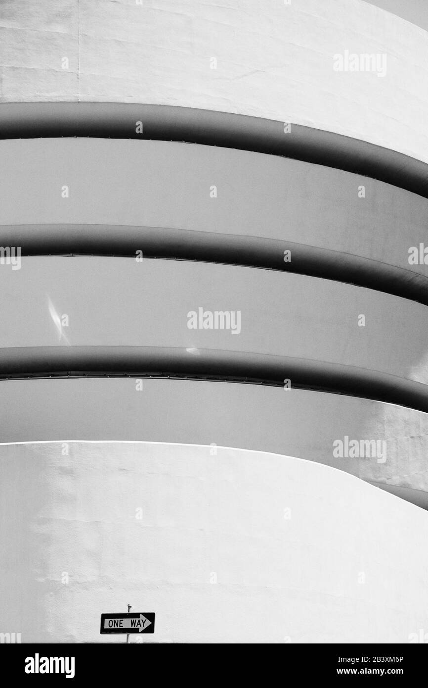 Musée Guggenheim d'art moderne et contemporain par l'architecte Frank Lloyd Wright sur la Cinquième Avenue à New York. Banque D'Images