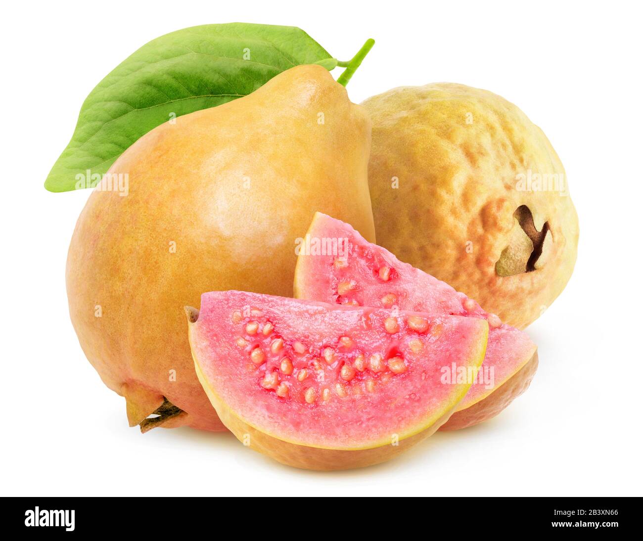 Goyave isolé. Deux fruits de goyave entiers jaunes et deux tranches de chair rose isolées sur fond blanc Banque D'Images