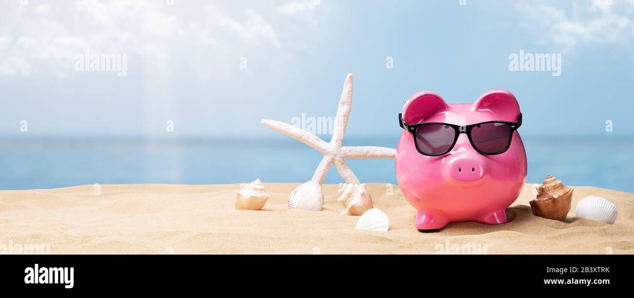 Piggy Bank Rose Avec Lunettes De Soleil Noires Sur La Plage Banque D'Images