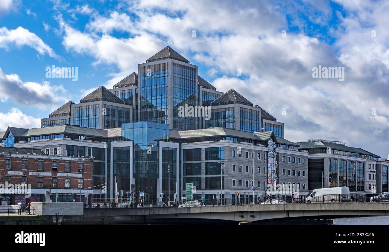 Le complexe de bureaux de 1 GQ sur Georges Quay, Dublin, irlande, à 13 étages, offre une vue panoramique sur la ville et le fleuve Liffey. Banque D'Images