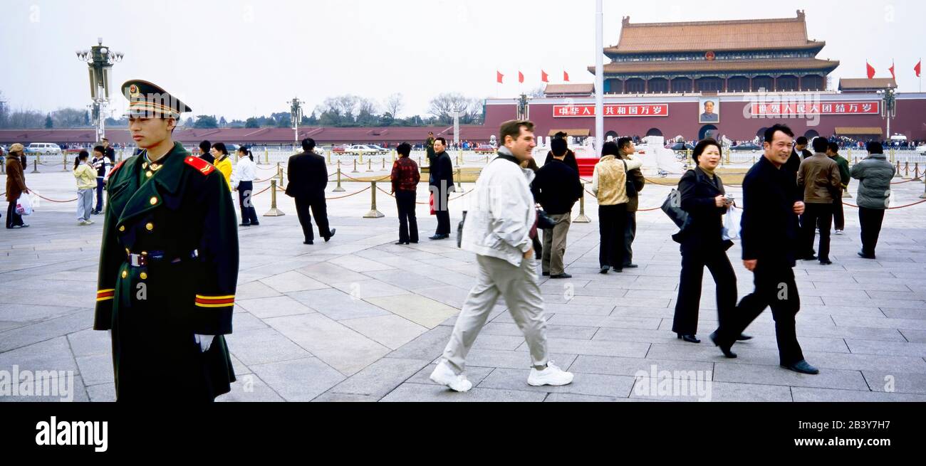 Beijing, Chine , Mars 2005 - Cité interdite entrée de la place Tiananmen avec des gardes touristiques et chinois. La Cité interdite a été construite pour la première fois en 1406. Banque D'Images