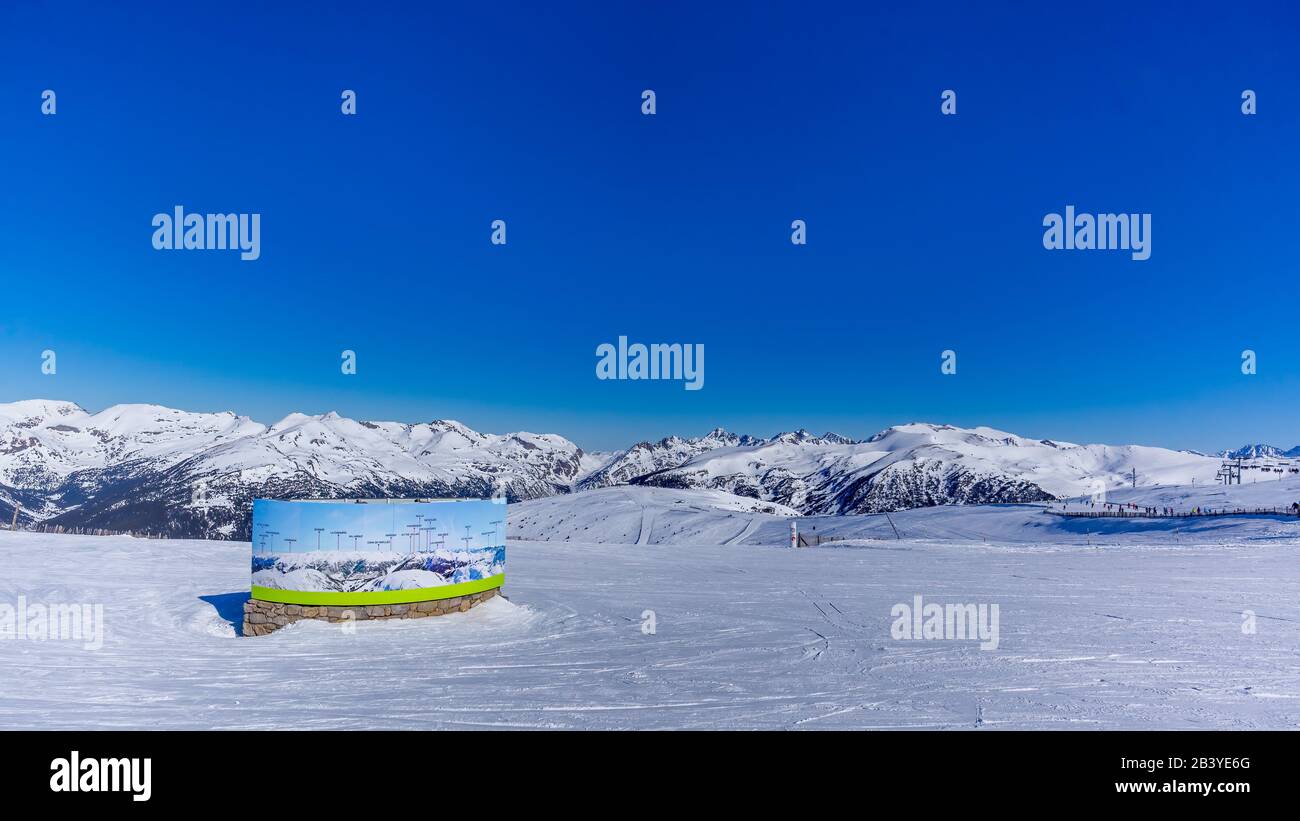 Plan sur la piste de ski avec les noms des sommets de montagne. Magnifique chaîne de montagnes couverte de neige, Pyrénées, Andorre Banque D'Images