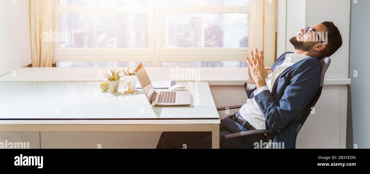 Gros Plan D'Un Homme D'Affaires Se Reposant Sur Le Lieu De Travail Banque D'Images