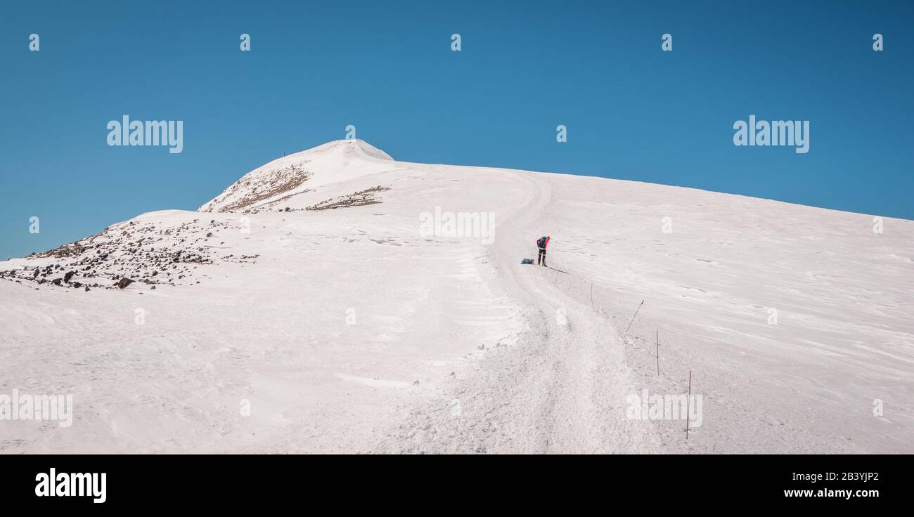 Vue sur le paysage du mont Elbrus, pic de l'est (564m) dans le Caucase, en Russie. Alpiniste se préparant pour l'ascendant final vers le haut. Banque D'Images