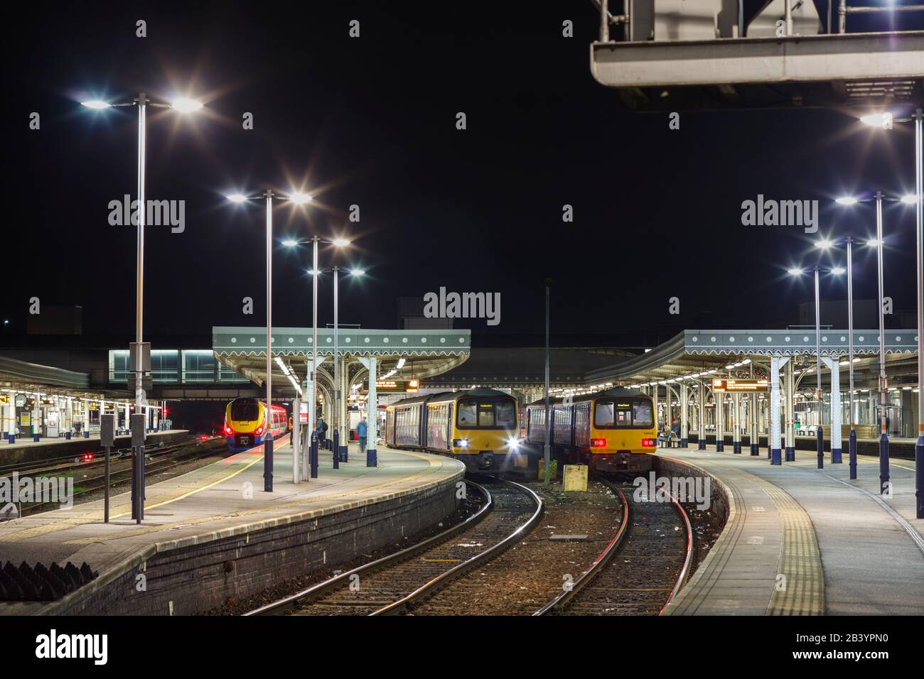 Northern Rail pacer trains 144020 et 144022 à la gare de Sheffield avec un chemin de fer East Midlands classe 222 sur la gauche Banque D'Images