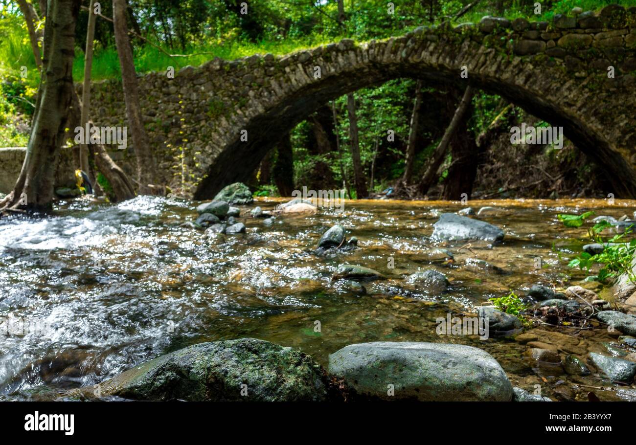 Ancien pont vénitien en pierre dans les montagnes de Troodos sur l'île de Chypre. Banque D'Images