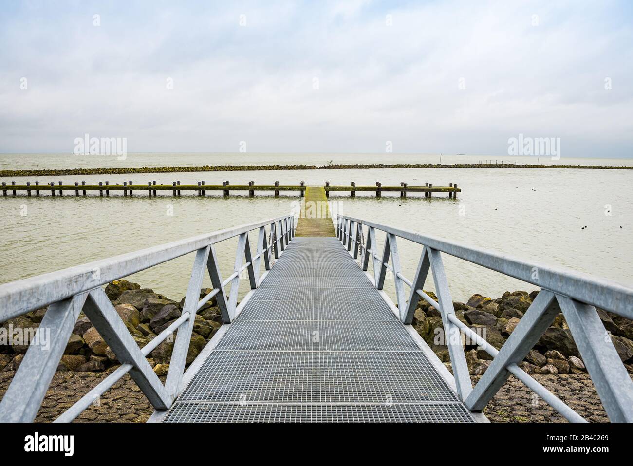 Pier à Markermeer par la route N 701 entre Almere et Lelystad aux Pays-Bas Banque D'Images