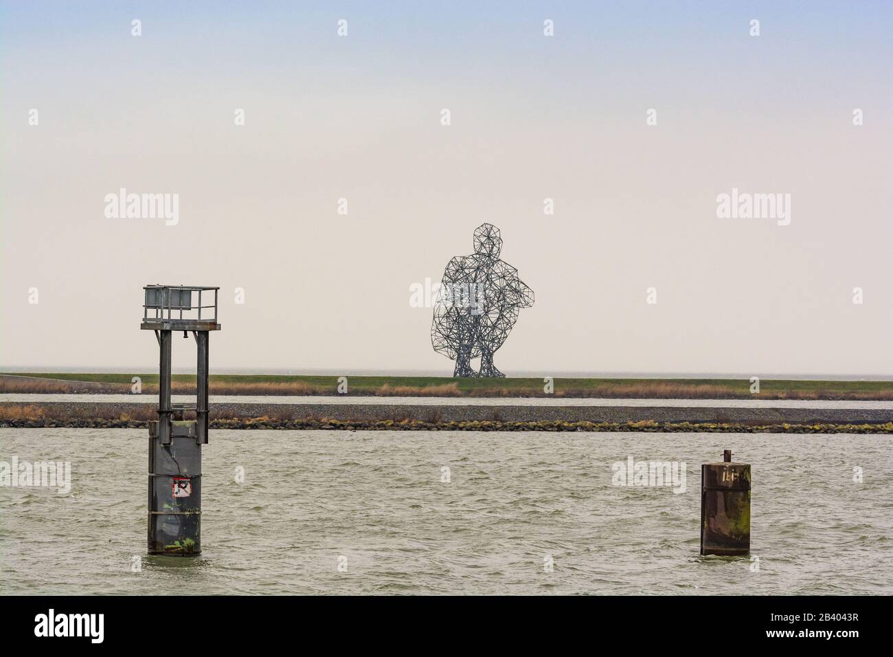 Lelystad, Pays-Bas - 9 Janvier 2020. Antony Gormley exposition Statue - immense statue assise sur la côte de Markermeer Banque D'Images