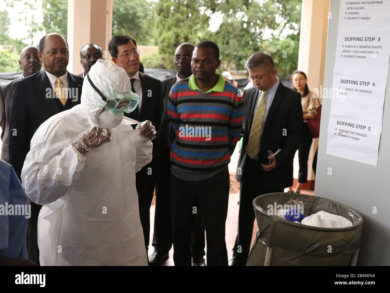 Harare, Zimbabwe. 5 mars 2020. L'ambassadeur chinois au Zimbabwe Guo Shaochun (5ème R) et le ministre zimbabwéen de la Santé, Obadiah Moyo (2ème L), se rendent à l'hôpital Wilkins à Harare, au Zimbabwe, le 5 mars 2020. Le gouvernement chinois s'est engagé jeudi à moderniser le principal centre d'isolement du Zimbabwe pour les patients soupçonnés de coronavirus à Harare. Crédit: Shaun Jusa/Xinhua/Alay Live News Banque D'Images