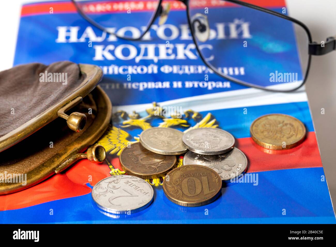Code de taxe de la Fédération de Russie, ancien portefeuille vide et pièces roubles russes sur fond blanc Banque D'Images
