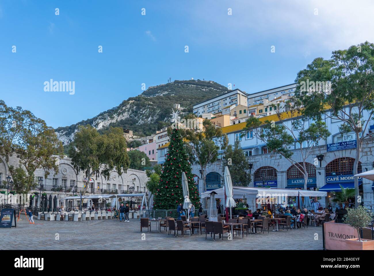 Gibraltar, Royaume-Uni - 7 janvier 2020: Arbre de Noël dans une rue de la ville. Espace de copie pour le texte Banque D'Images