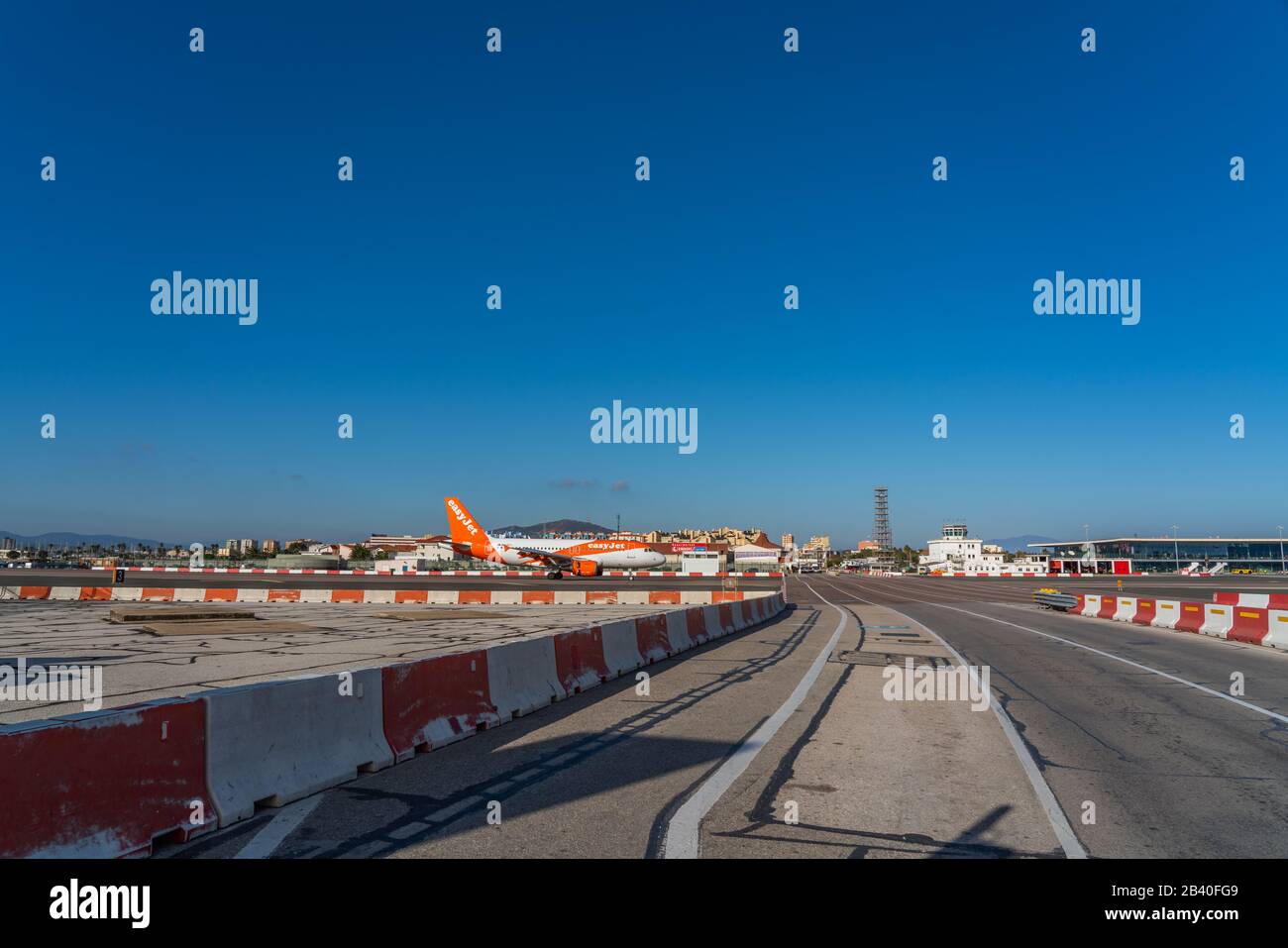 Gibraltar, Royaume-Uni - 7 janvier 2020 : l'avion easyJet à l'aéroport se prépare au décollage. Espace de copie pour le texte Banque D'Images