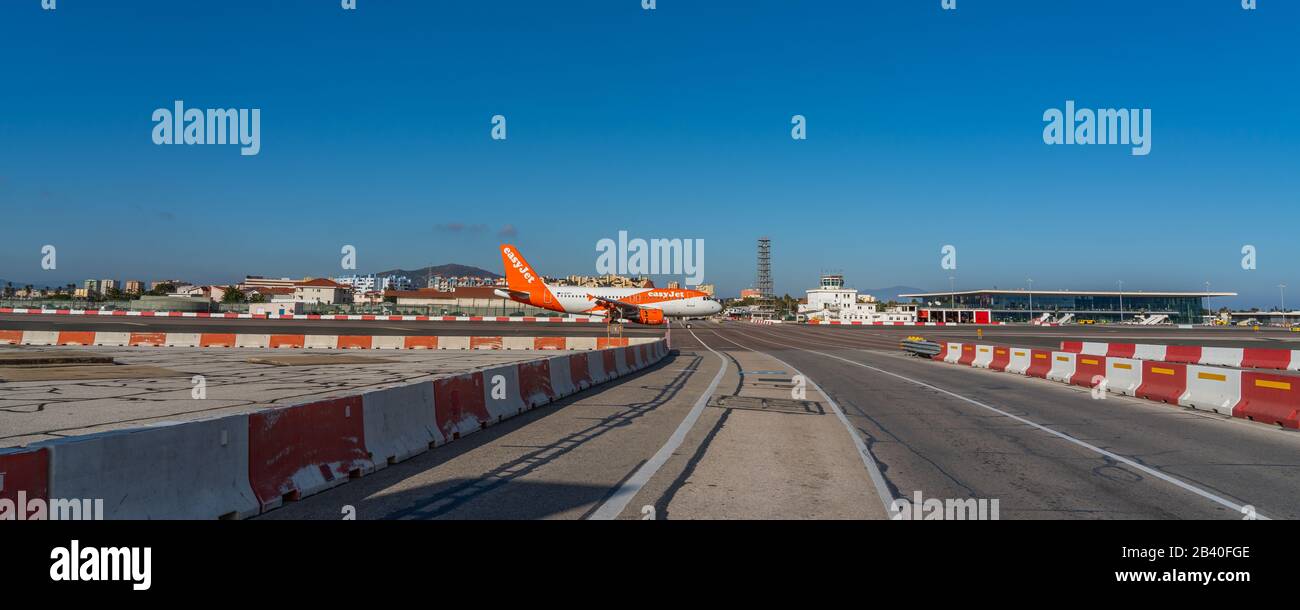 Gibraltar, Royaume-Uni - 7 janvier 2020 : l'avion easyJet à l'aéroport se prépare au décollage. Espace de copie pour le texte Banque D'Images