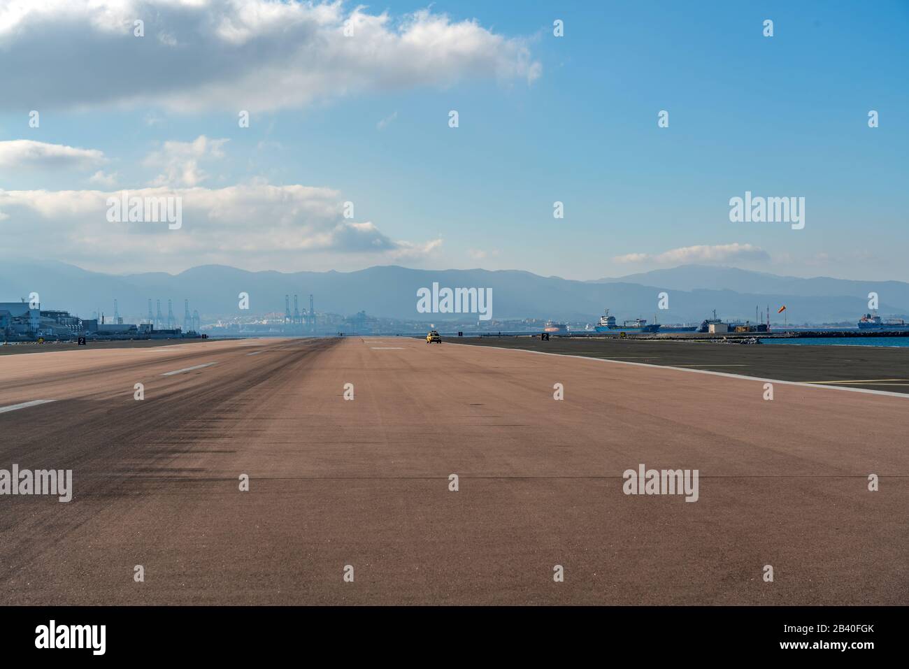 Gibraltar, Royaume-Uni - 7 janvier 2020: Vue sur le paysage de montagne à l'aéroport. Espace de copie pour le texte Banque D'Images