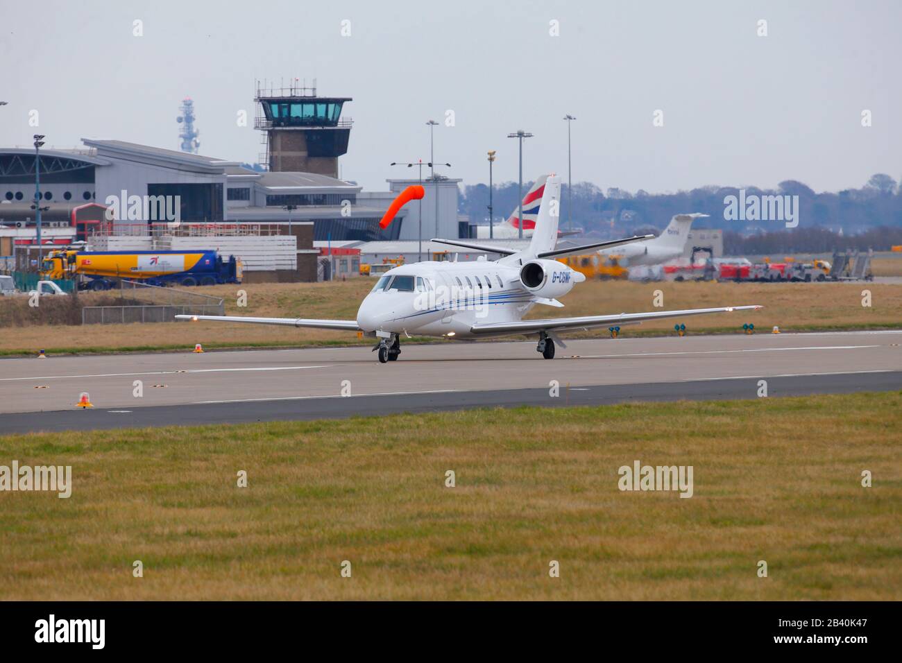 Un Cessna 560 XL numéro de queue G-CGMF taxis le long de la piste à l'aéroport international de Leeds Bradford peu avant le décollage. Banque D'Images