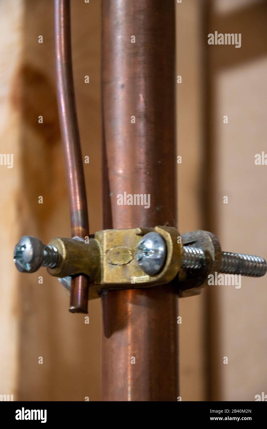 mise à la terre électrique et câble de pontage sur tuyauterie en cuivre  Photo Stock - Alamy