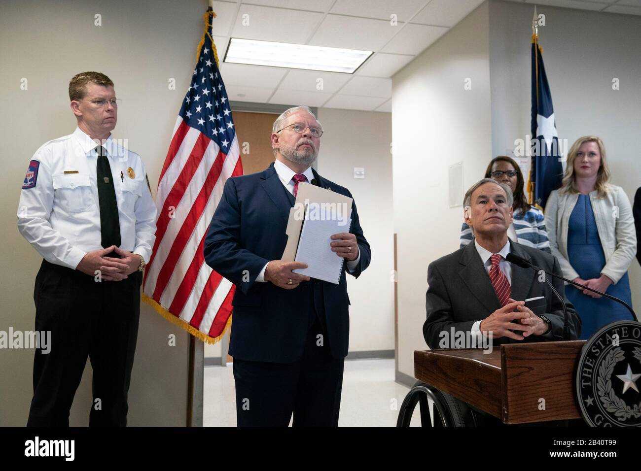 Austin, Texas, États-Unis. 5 mars 2020. Les responsables du Texas, dont JOHN HELLERSTEDT, c, et Gov GREG ABBOTT, r, annoncent le démarrage d'un réseau de laboratoires à l'échelle de l'État pour tester le coronavirus COVID-19 qui devrait frapper le Texas. Les cas de virus seront testés au Texas au lieu d'envoyer des échantillons aux centres de lutte contre la maladie (CDC) d'Atlanta. Crédit: Bob Daemmrich/Zuma Wire/Alay Live News Banque D'Images