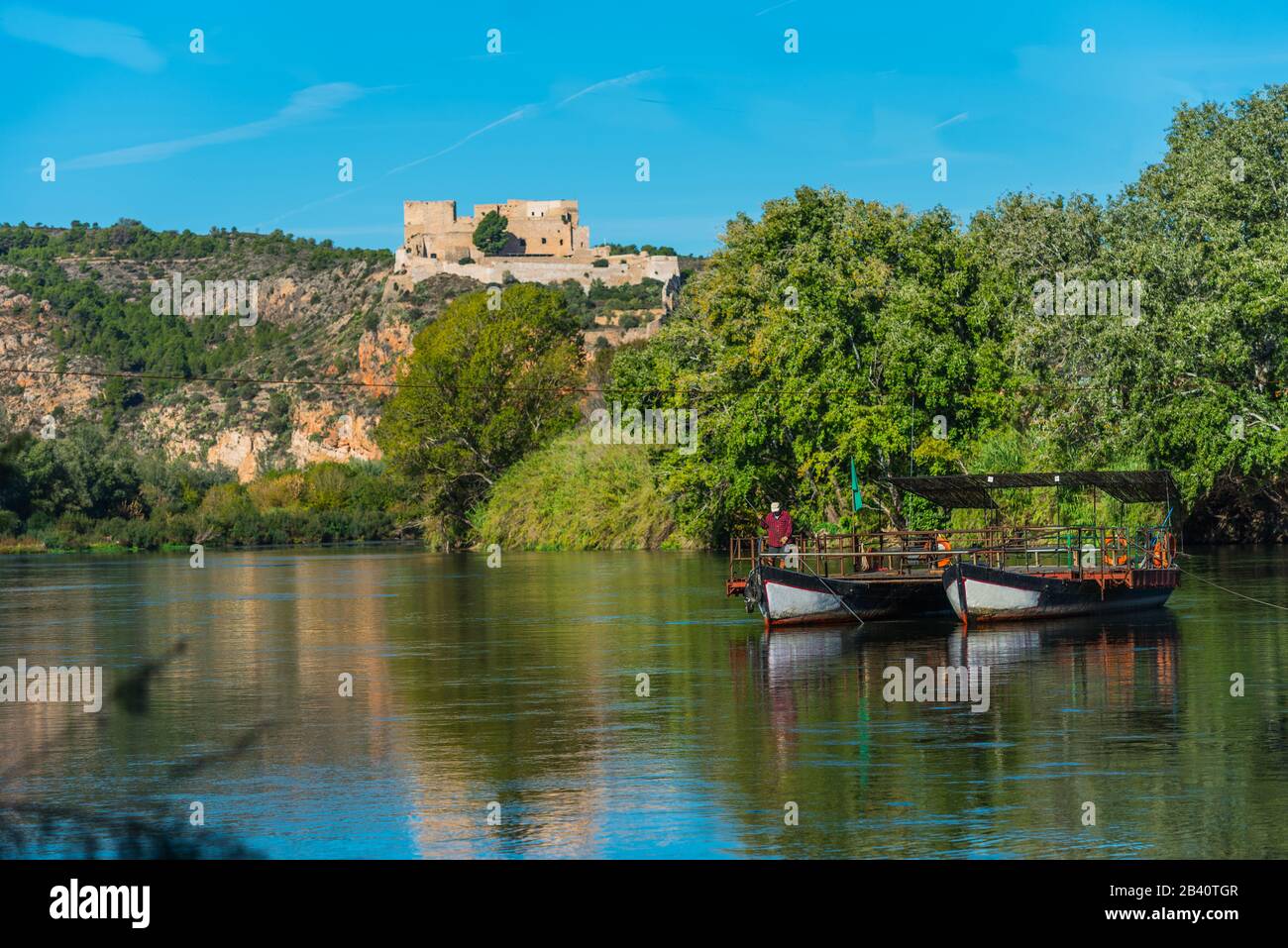 Vue sur la rivière Ebro et le château de Miravet, Tarragone, Catalogne, Espagne Banque D'Images