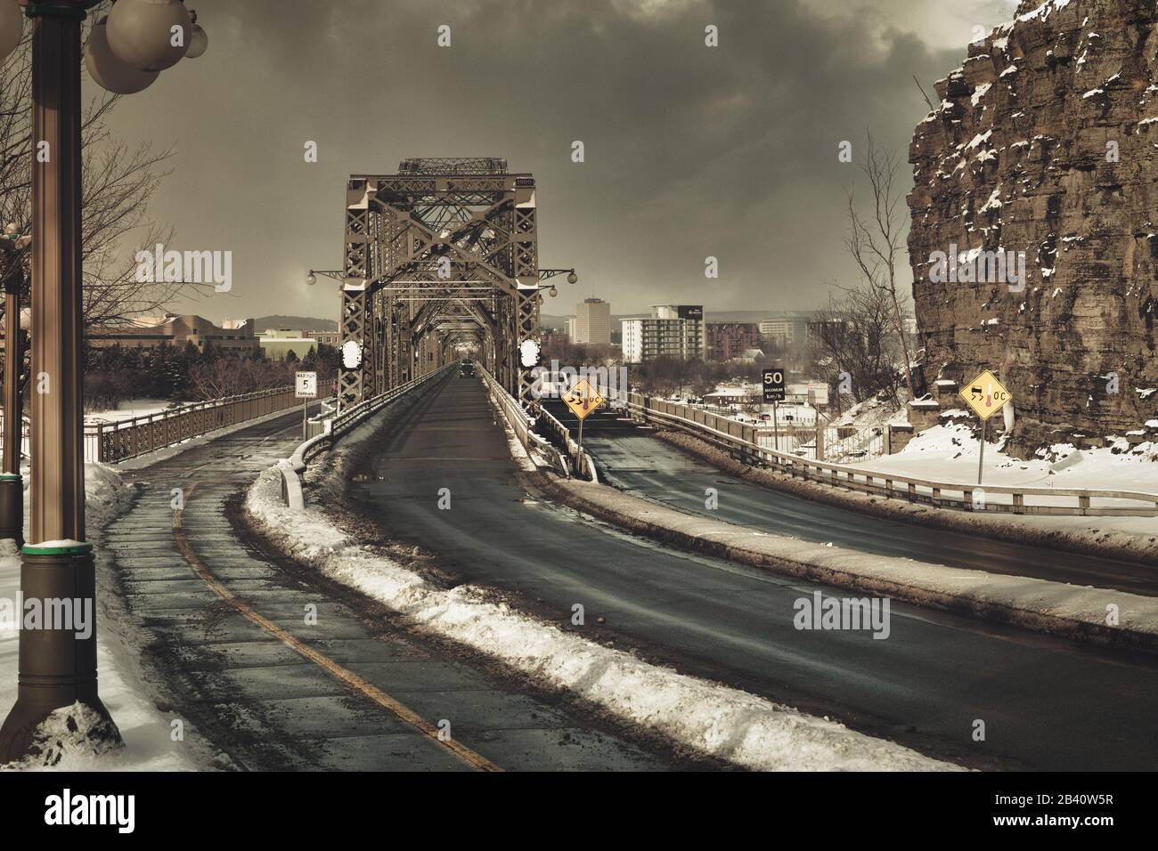 Pont Alexandra datant du siècle au-dessus de la rivière des Outaouais reliant les francophones et les anglophones, la version canadienne de la tour Babel Banque D'Images