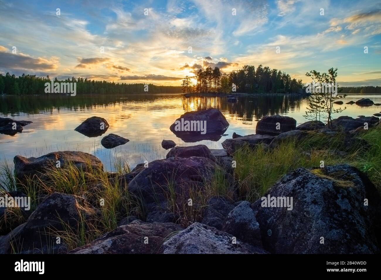 Coucher De Soleil Sur Le Lac Muuruejärvi, Viitasaari, Finlande Banque D'Images