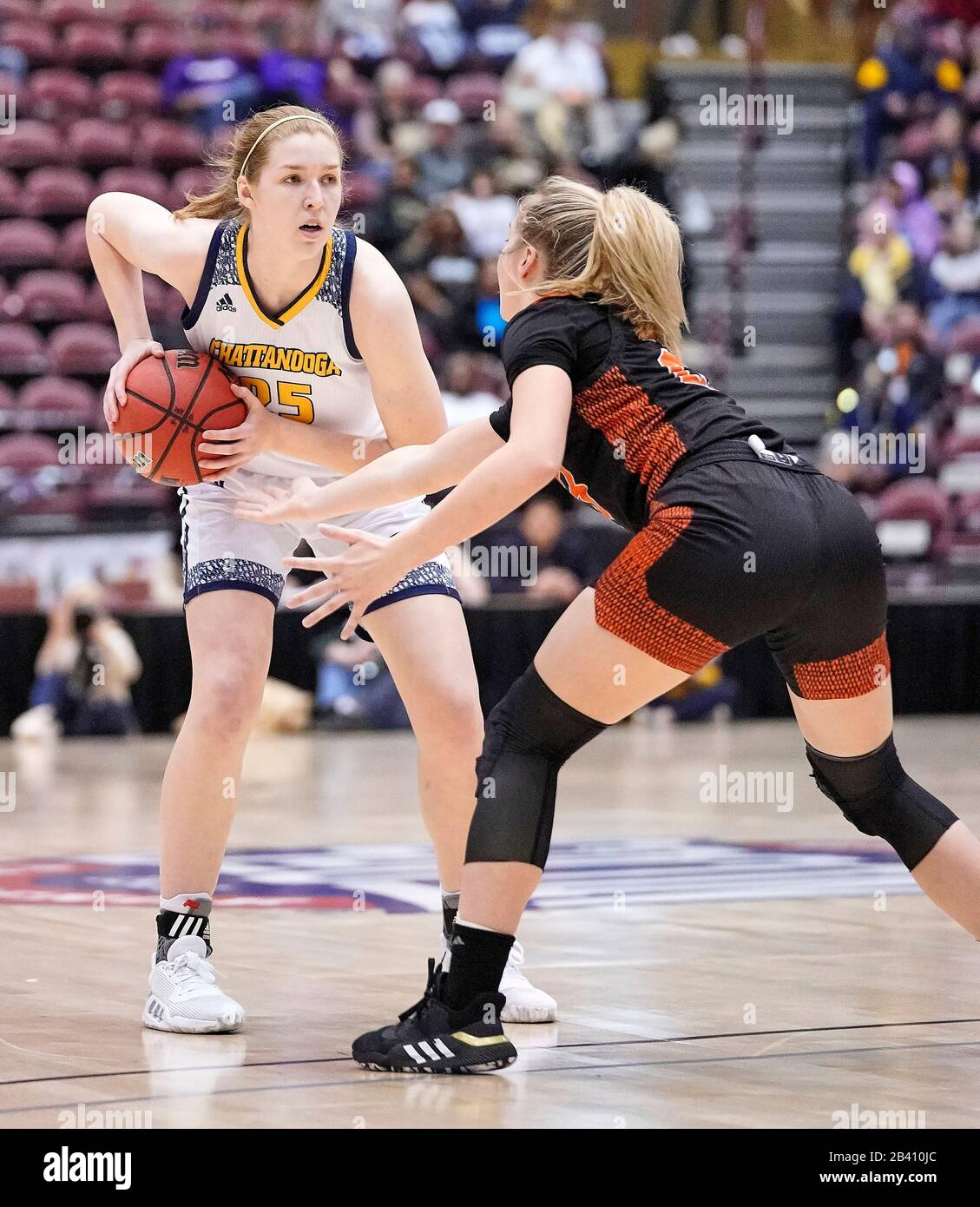 Asheville, Caroline Du Nord, États-Unis. 5 mars 2020. Chattanooga Lady Moc Forward ABBEY CORNELIUS (25) sent la pression de Mercer Bears Guard SUMMER PAHL (23) pendant le tournoi de basket-ball de la NCAA Southern Conference à Asheville, Caroline du Nord jeudi 5 mars 2020. Mercer a bouleversé les Moc de UT-Chattanooga 63-55 pour passer à la ronde semi-finale du tournoi le vendredi 6 mars 2020. Crédit: Rusty Jones/Zuma Wire/Alay Live News Banque D'Images