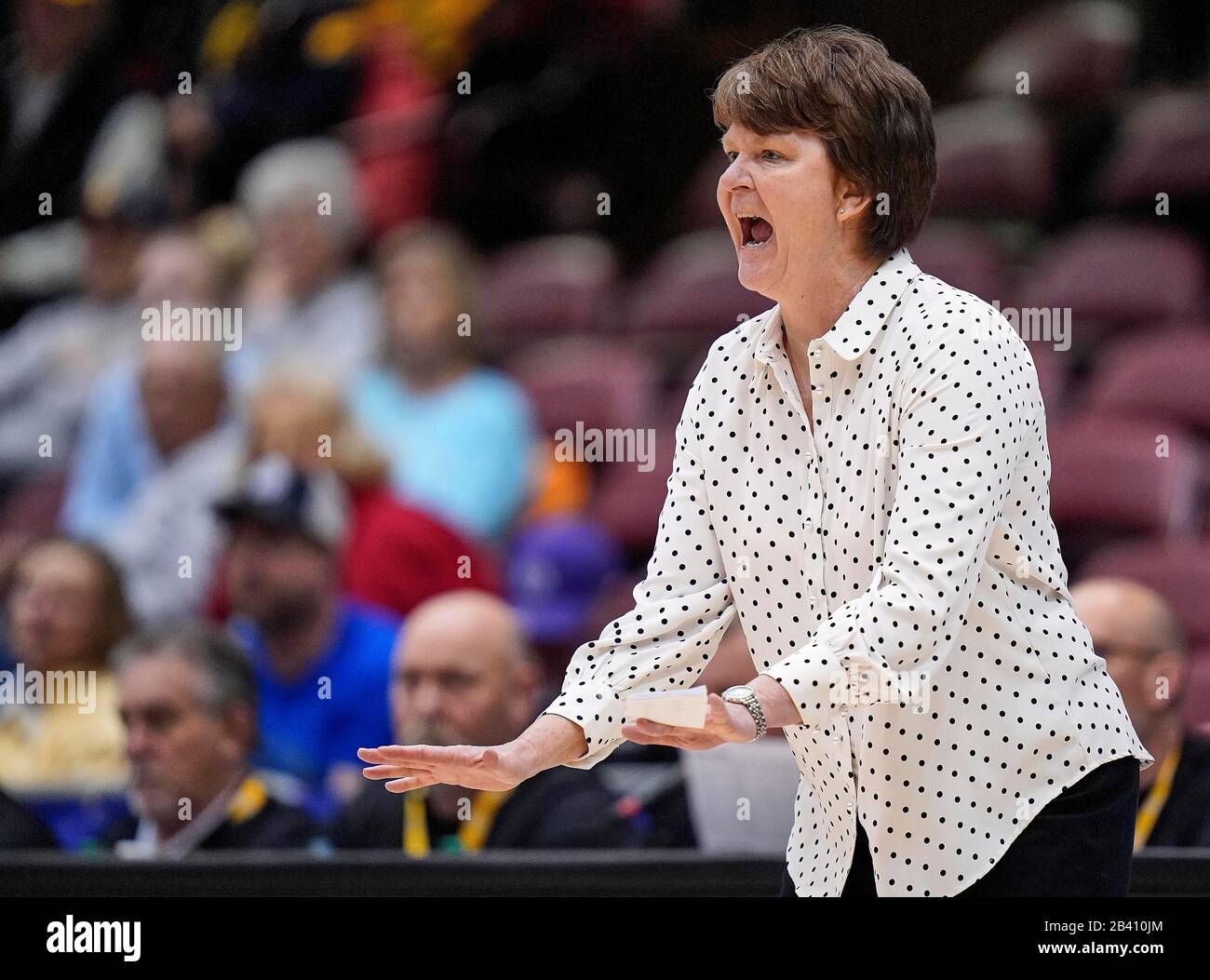 Asheville, Caroline Du Nord, États-Unis. 5 mars 2020. L'entraîneur-chef Mercer Bears SUSIE GARDNER donne des instructions à son équipe lors du tournoi de basket-ball de la NCAA Southern Conference à Asheville, en Caroline du Nord, jeudi 5 mars 2020. Mercer a bouleversé les Moc de UT-Chattanooga 63-55 pour passer à la ronde semi-finale du tournoi le vendredi 6 mars 2020. Crédit: Rusty Jones/Zuma Wire/Alay Live News Banque D'Images