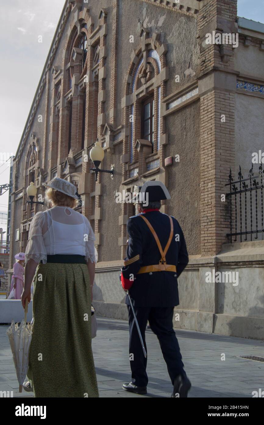 1890 un soldat espagnol et sa femme marchant. Banque D'Images