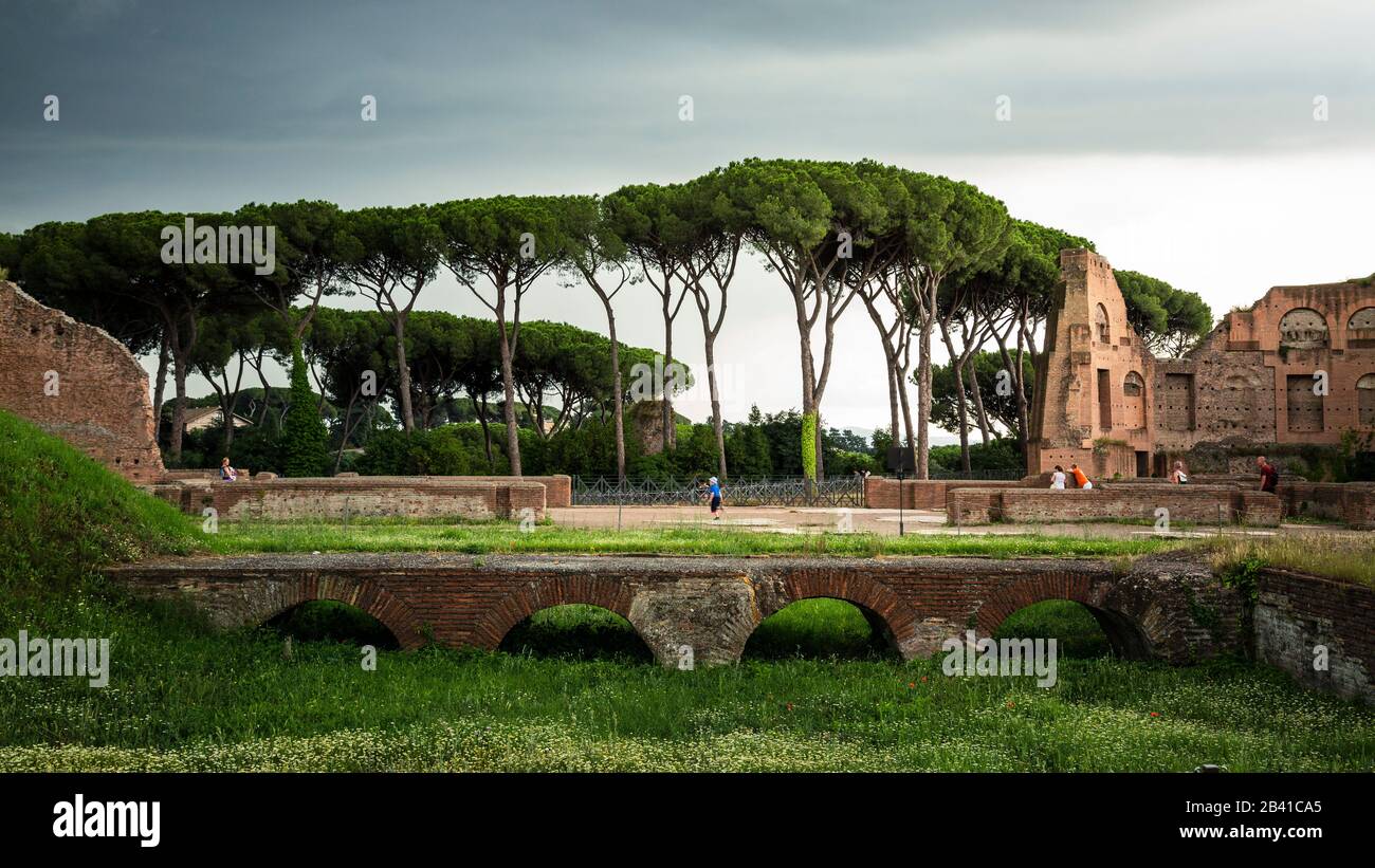 Les touristes visitant le Forum romain moments avant la pluie. Rome, Italie. Banque D'Images