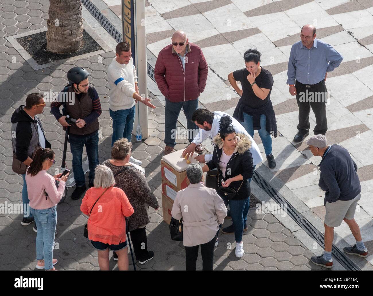 Trois jeux de coquillages, des conartistes dans les rues de la ville, tous les gens semblent faire partie du scam destiné aux touristes créduleux. Banque D'Images